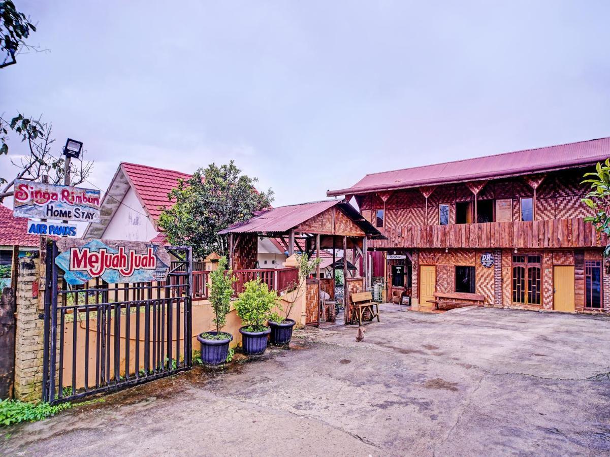 Oyo 90209 Dk Singarimbun Berastagi Homestay Exterior foto