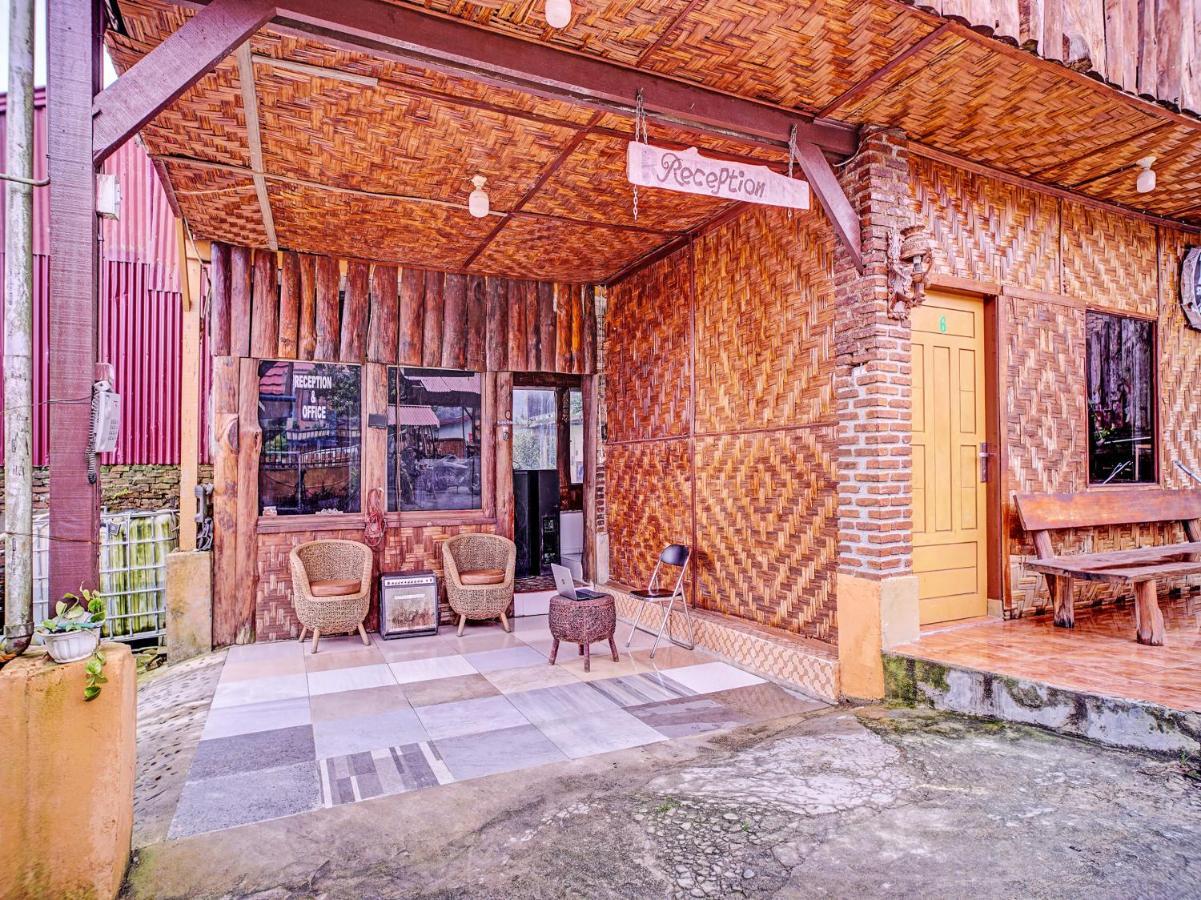 Oyo 90209 Dk Singarimbun Berastagi Homestay Exterior foto