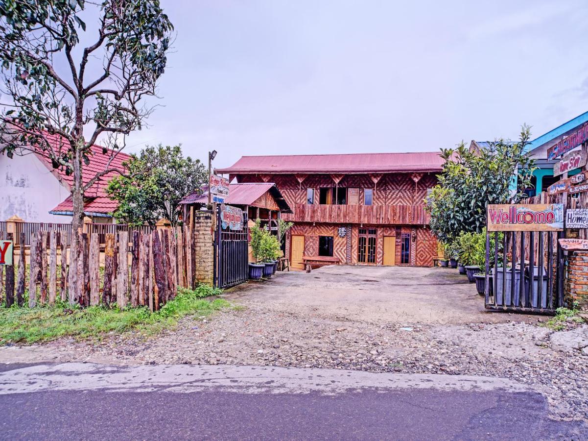 Oyo 90209 Dk Singarimbun Berastagi Homestay Exterior foto