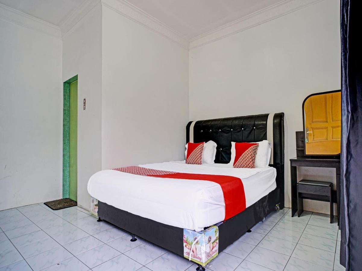 Oyo 90209 Dk Singarimbun Berastagi Homestay Exterior foto