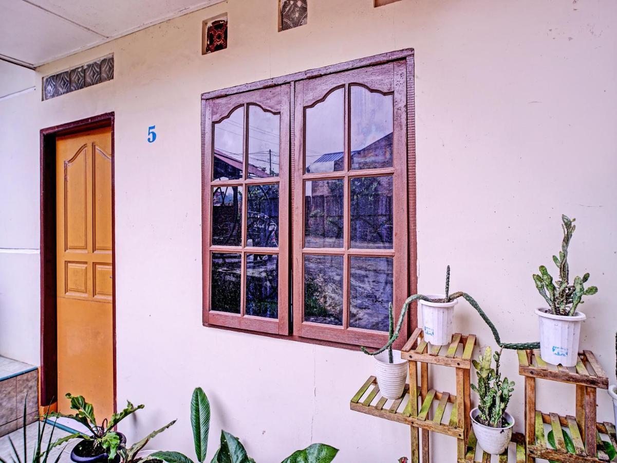 Oyo 90209 Dk Singarimbun Berastagi Homestay Exterior foto