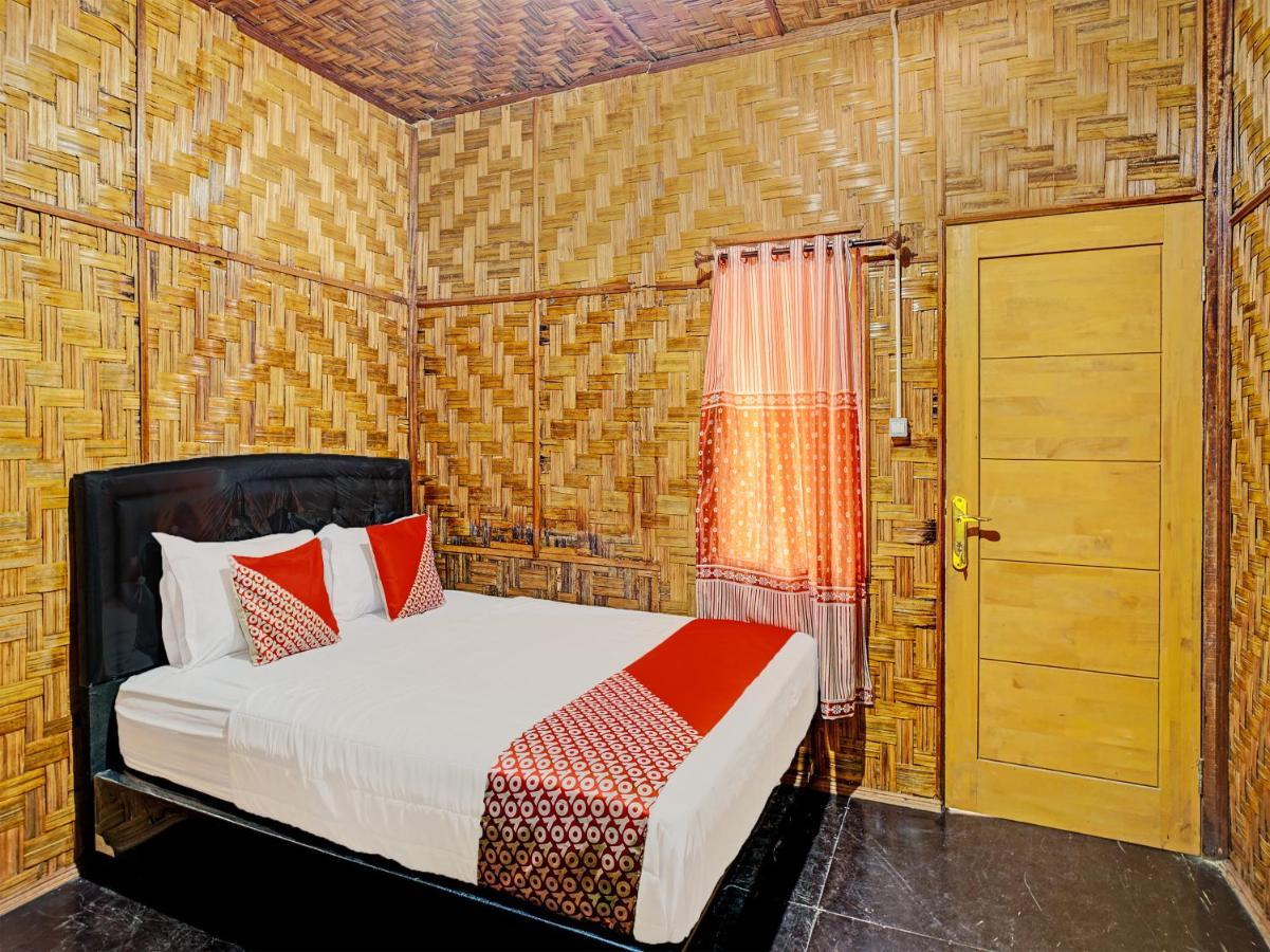 Oyo 90209 Dk Singarimbun Berastagi Homestay Exterior foto